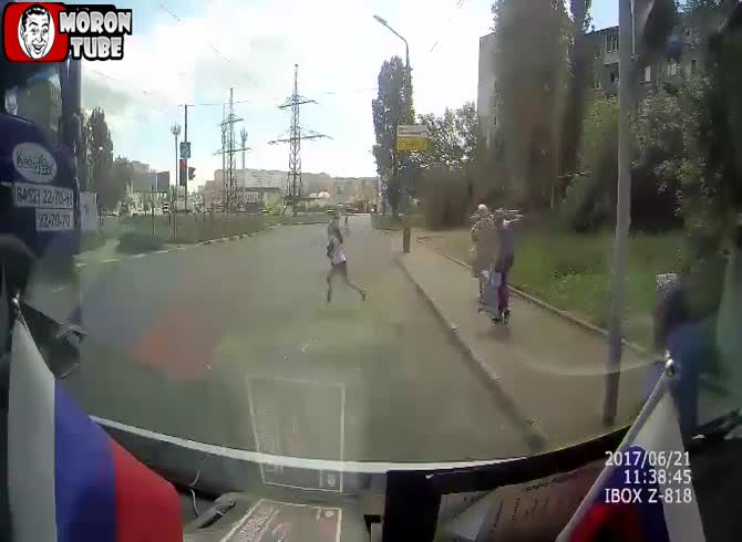 Video :A grandmother gets murdered when she goes directly beneath a truck's cab